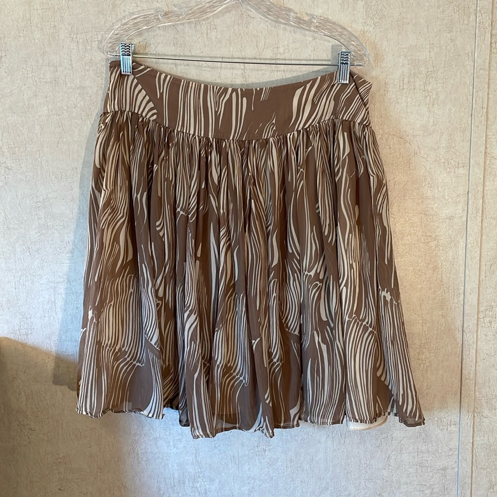 Kenneth Cole reaction 100% silk midi skirt w/leafy print. Tan and cream, size 12